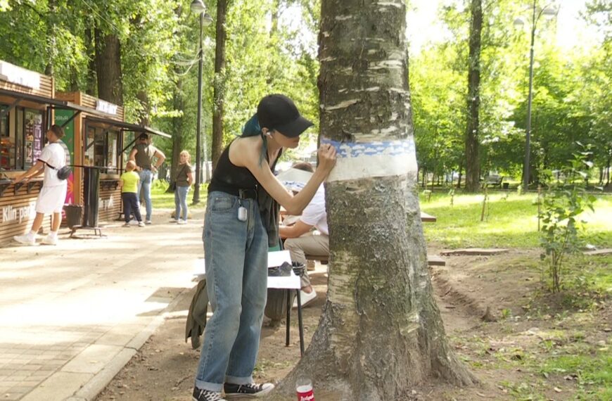 В парке «Сестрорецкий» проходит акция «Разрисуй дерево» (12+)