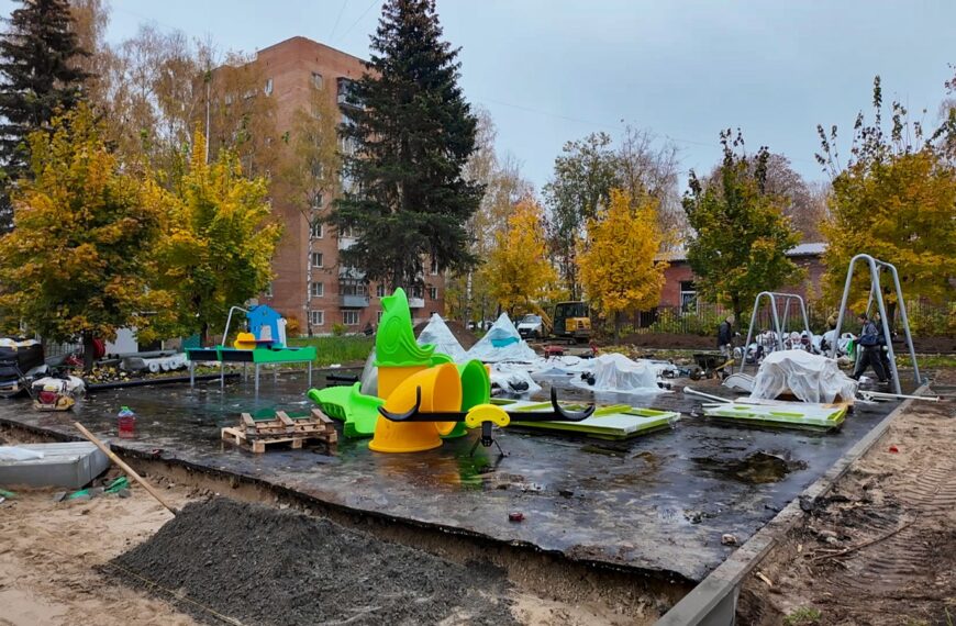 В Клину в сквере Молодежный монтируют детскую площадку&hellip;
