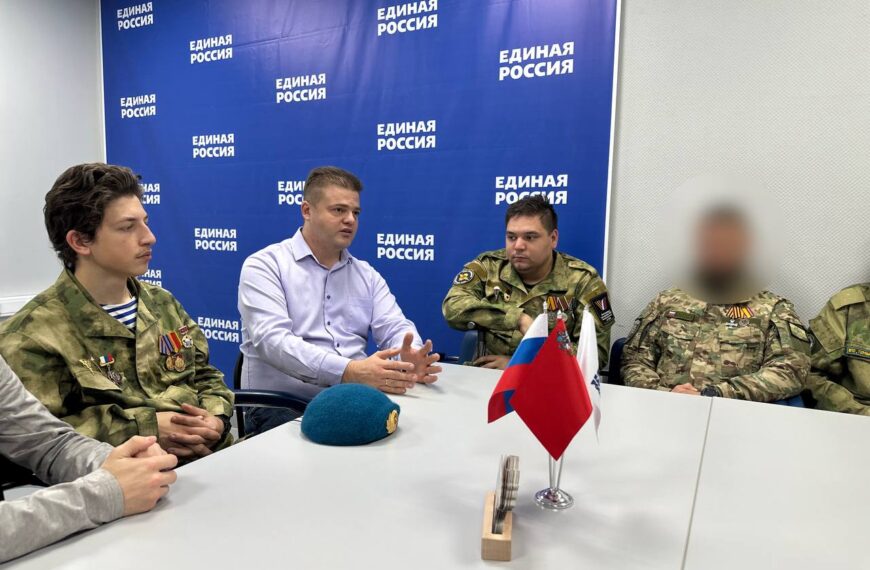 Сегодня в местном отделении партии «Единая Россия» исполняющий обязанности секретаря местного отделения Павел Плюснин встретился с добровольцами, представляющими разные организации округа (12+)