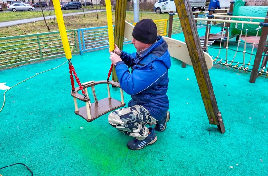В Бородинском проезде, дом 8 отремонтировали качели (12+)