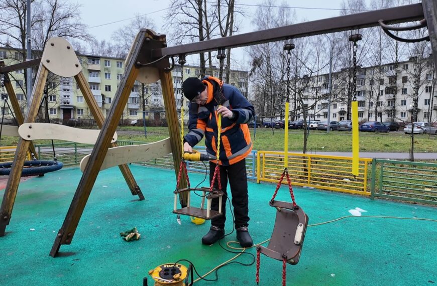 В Клину на детских площадках специальные бригады наводят чистоту и порядок (12+)