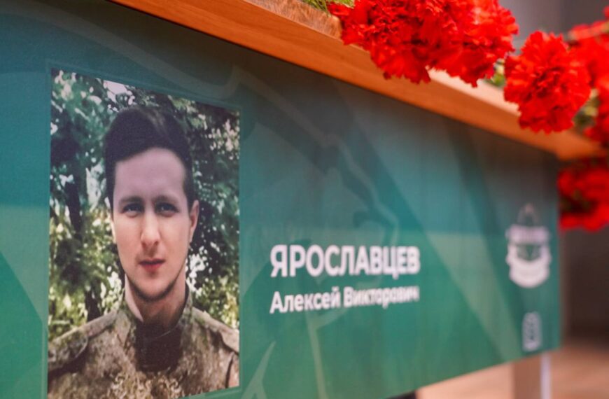 В Клину открыли Парту героя в честь Алексея Ярославцева (12+)