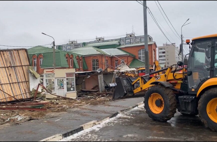 В Клину снесли ларьки у привокзальной площади (12+)