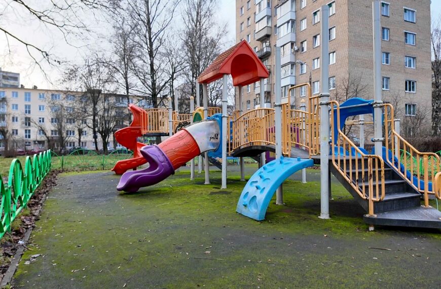 На детских площадках убирают вандальные надписи (12+)