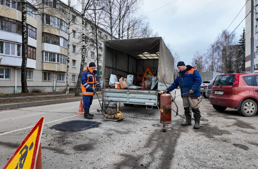В Клину проводят ямочный ремонт (12+)