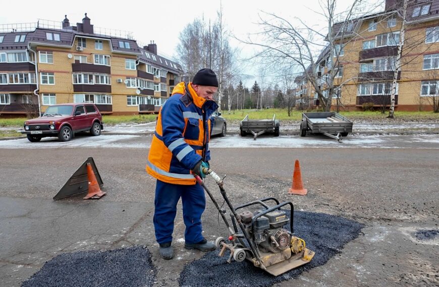 Сотрудники МАУ «Чистый город» проводят ямочный ремонт и устанавливают знаки (12+)