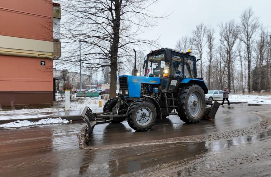 Коммунальные службы проводят уборку в округе (12+)