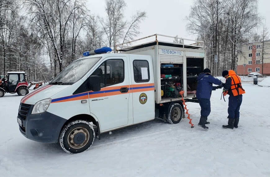 Спасатели в Клину проверили толщину льда (12+)