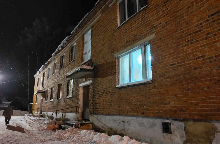 Василий Власов совместно с УК «Теплосеть» проверил содержание домов в п. Решетниково (12+)