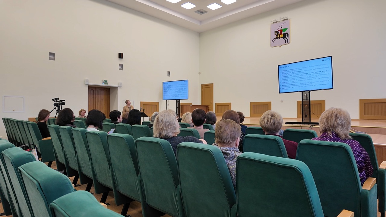 В окружной администрации провели час образования (12+)