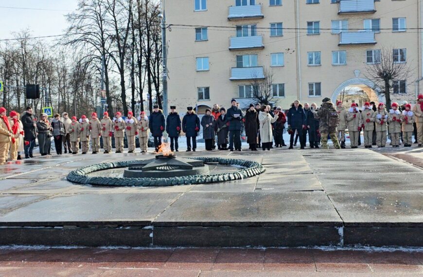 У Вечного Огня состоялась церемония посвящения в «Голубые береты» (12+)
