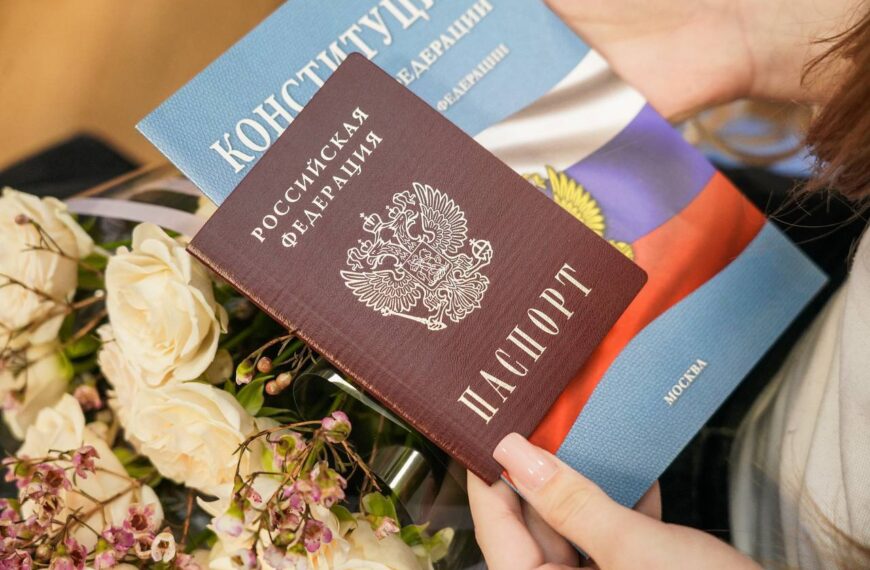 Глава г. о. Клин Василий Власов вручил первые паспорта юным клинчанам (12+)