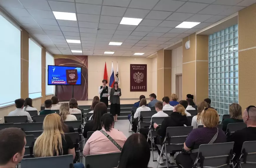 Юным клинчанам вручили паспорта в торжественной обстановке (12+)