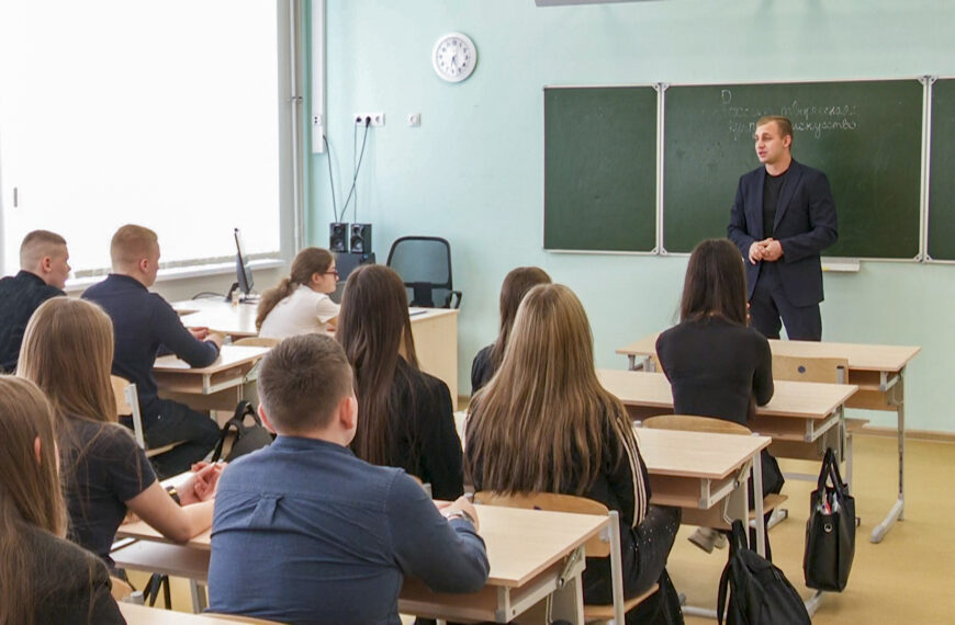 Общественный деятель Александр Зарубин встретился с учениками школы им. М. Калининой (12+)