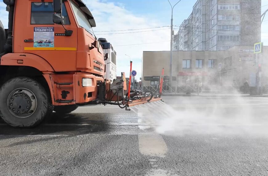 В Клину проводят сезонную уборку улиц (12+)