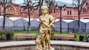 Скульптуру «Девочка-грибница» установили после зимы в Торговых рядах&hellip;