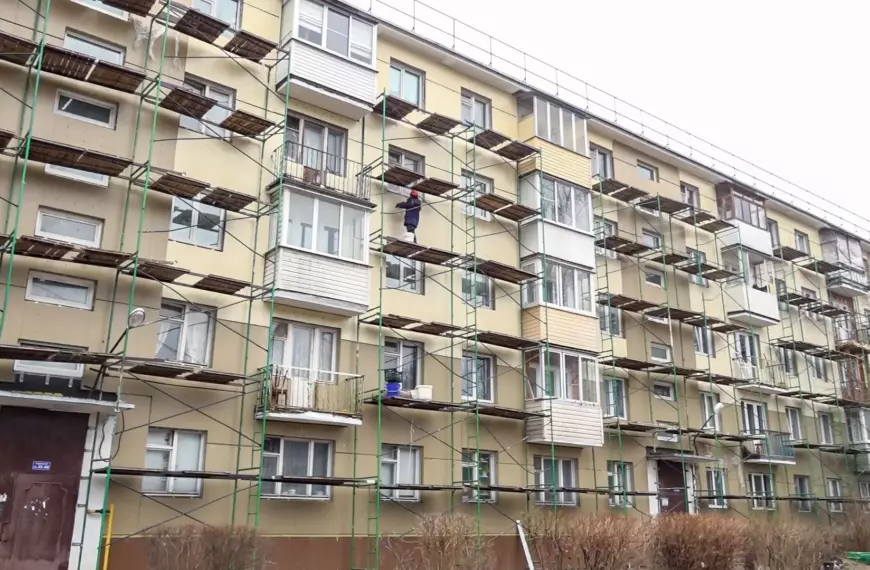 В Клину продолжается капитальный ремонт фасадов многоквартирных домов (12+)