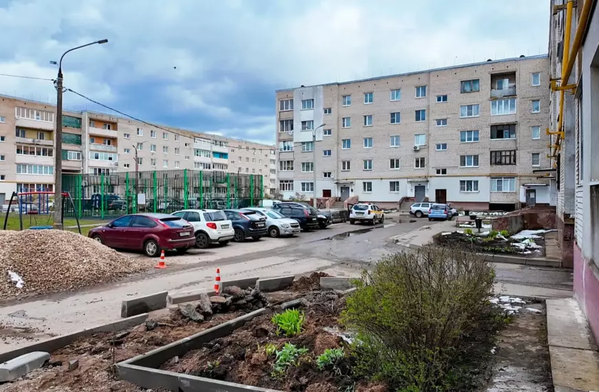 В г. Высоковск г. о. Клин приступили к благоустройству дворов (12+)