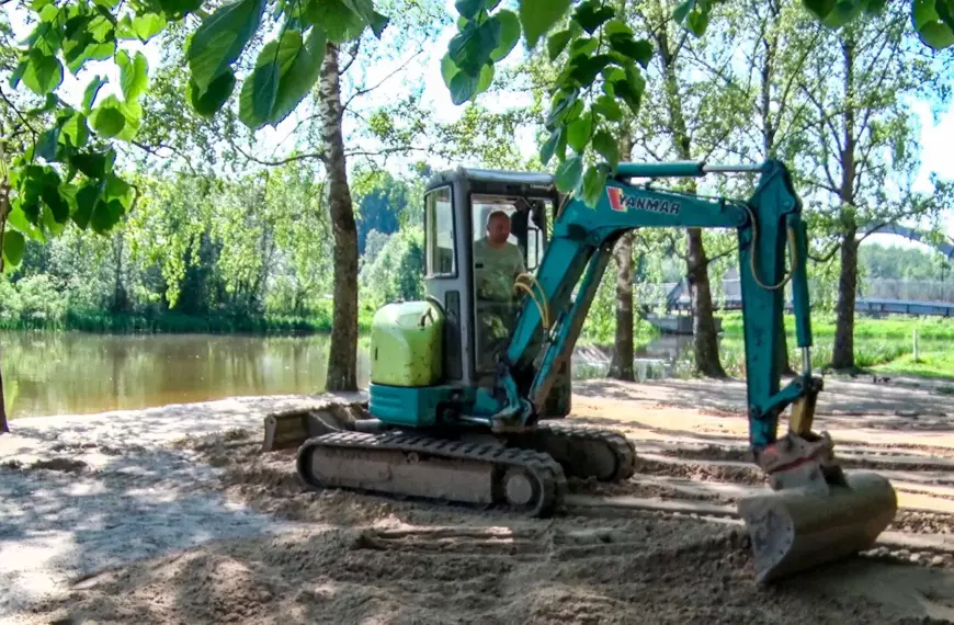 На пляж в парк «Сестрорецкий» завезли песок (12+)