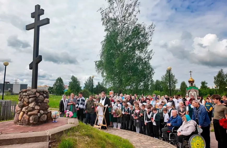 У поклонного креста в Демьяново провели акцию памяти, посвященную жертвам теракта в Старобельске (12+)