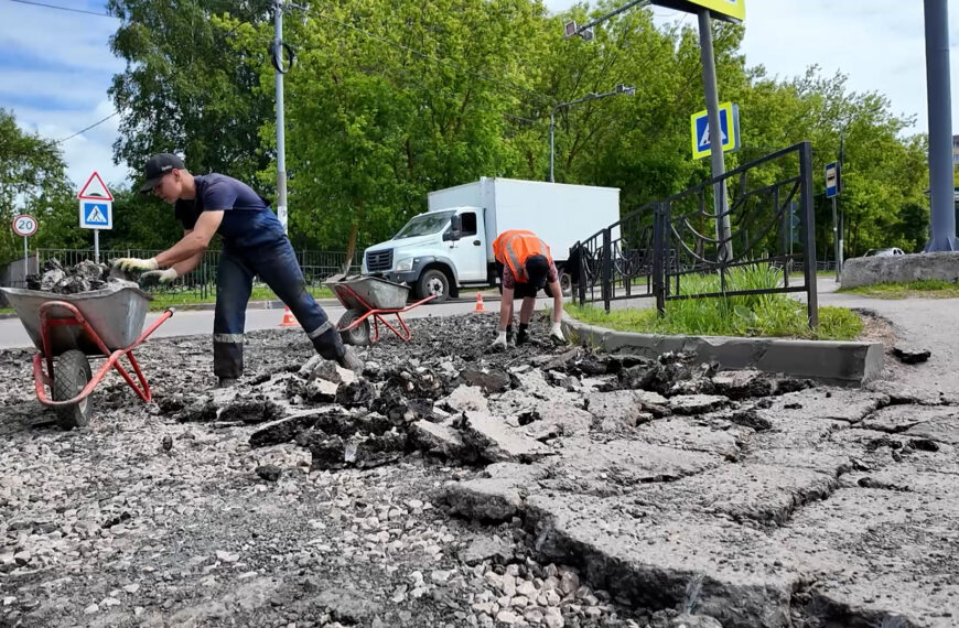 В Клину проводят ямочный ремонт дорожного покрытия (12+)
