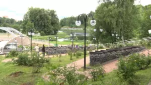 В Сестрорецком парке меняют покрытие лавок в амфитеатре&hellip;