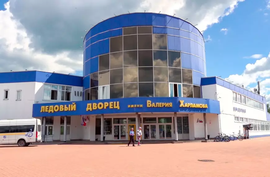 Особые дети занимаются на льду (12+)