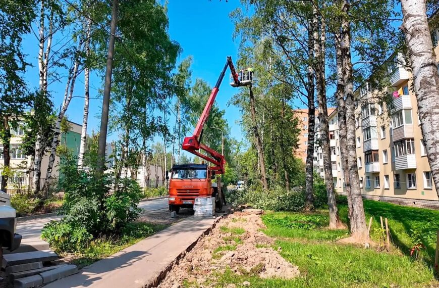 Сотрудники «Клинского городского хозяйства» наводят порядок в округе (12+)