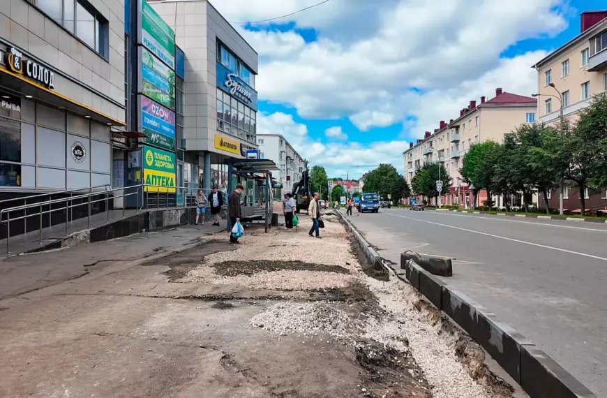 В Клину на улице Гагарина ремонтируют пешеходную зону (12+)