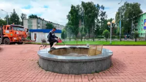 Клинское городское хозяйство чистит фонтаны (12+)