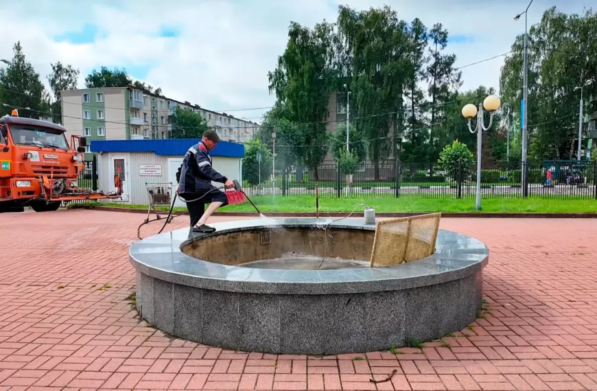 Клинское городское хозяйство чистит фонтаны (12+)