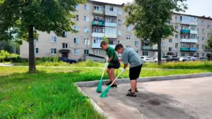 Клинские подростки помогают в уборке общественных пространств (12+)