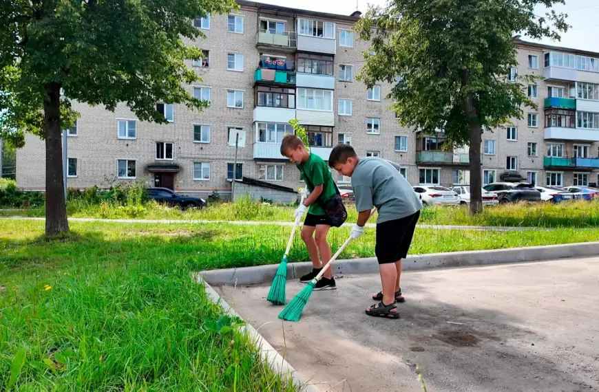 Клинские подростки помогают в уборке общественных пространств (12+)