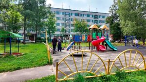 Специалисты городского хозяйства приводят в порядок детские площадки&hellip;
