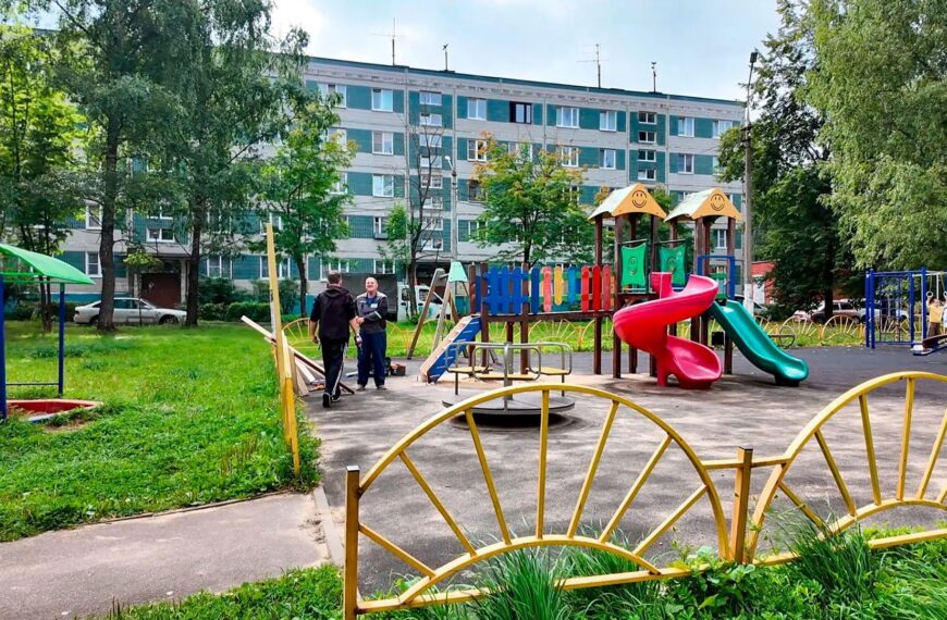 Специалисты городского хозяйства приводят в порядок детские площадки (12+)