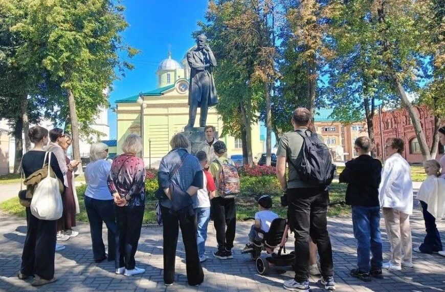 Путешествие во времени: в честь Дня города в Клину прошли бесплатные обзорные экскурсии по историческому центру (12+)
