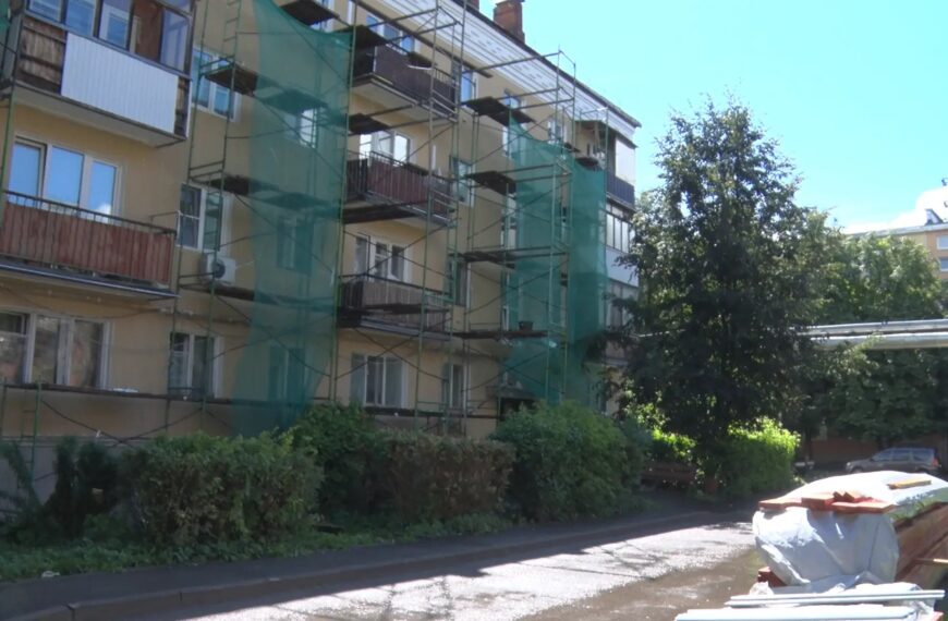 На улице Мечникова, 10 завершается капитальный ремонт фасада и подъездов (12+)