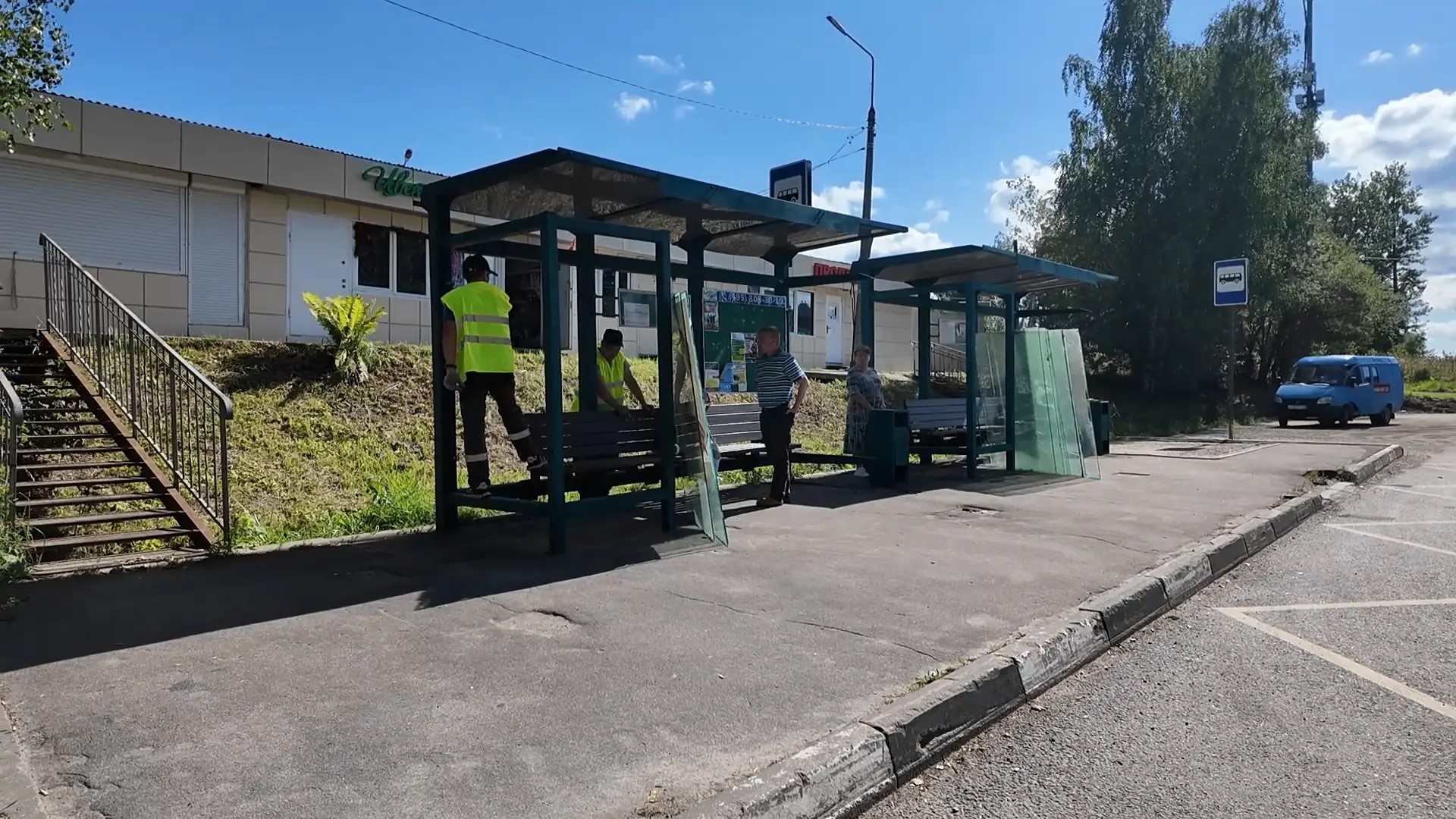 «Клинское городское хозяйство» продолжает ремонтировать автобусные павильоны (12+)