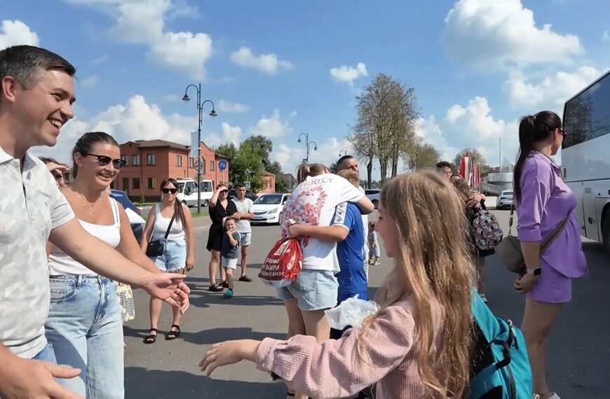 Клинские школьники вернулись из летнего лагеря в Раменском (12+)