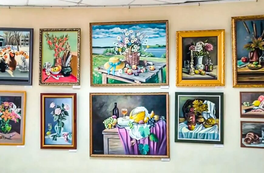 В Клину открылась выставка «Эмоции красок» (12+)