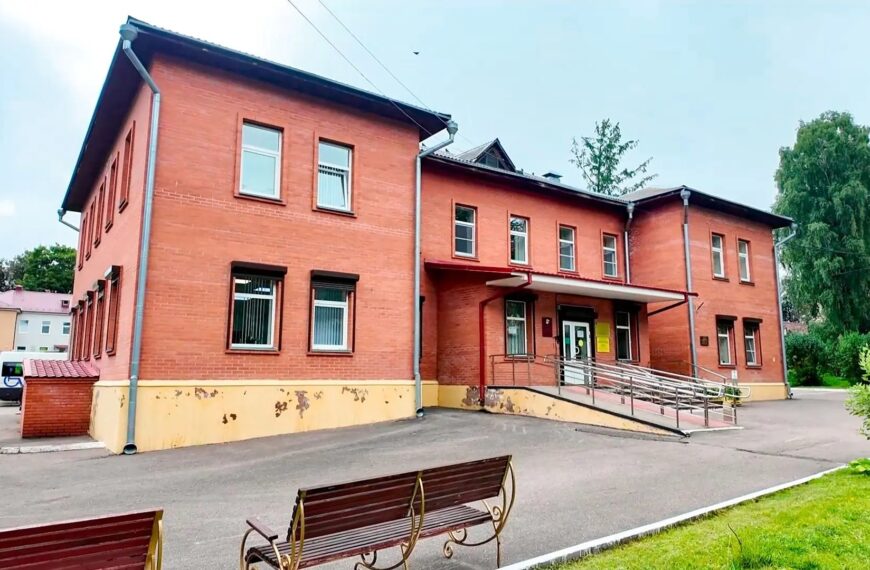В социальном центре «Клинский» прошёл спектакль «Он, она и Элвис Пресли» (12+)