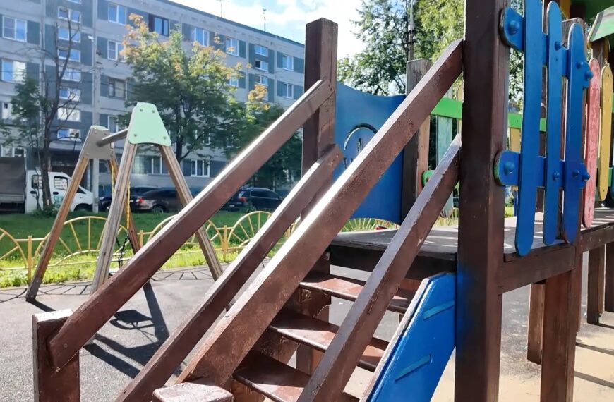 Специалисты «Клинского городского хозяйства» приводят в порядок детские площадки (12+)
