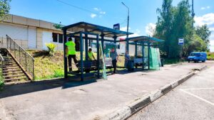 Городское хозяйство ремонтирует автобусные остановки (12+)