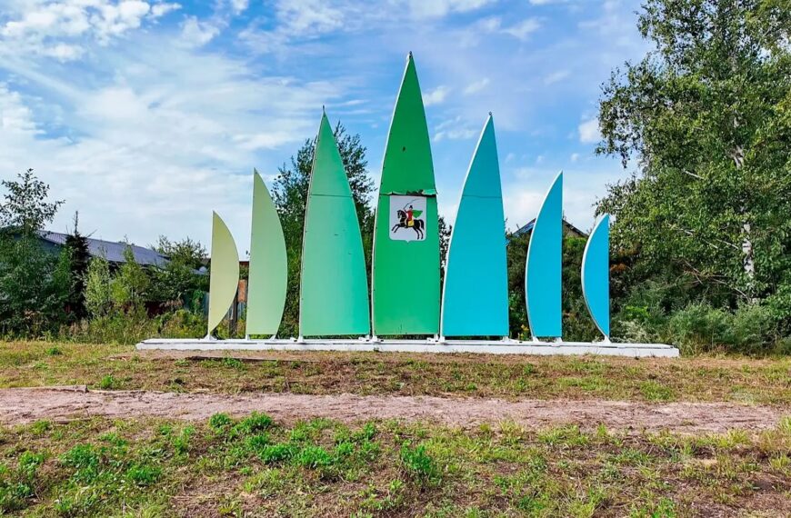 «Клинское городское хозяйство» приводит в порядок въездные группы (12+)