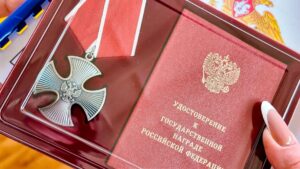 Глава передал награду семье погибшего бойца СВО (12+)