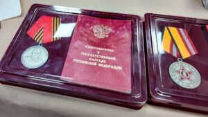 Семьям героев передали награды (12+)