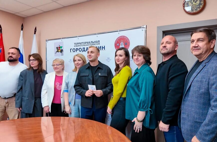 Александру Зарубину вручили удостоверение депутата (12+)
