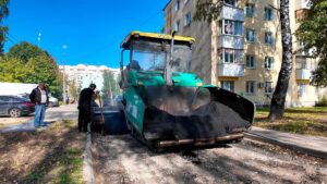 В Бородинском проезде началась укладка асфальта (12+)