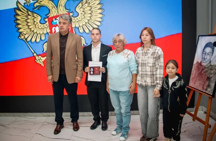 Глава городского округа Клин передал государственные награды семьям бойцов СВО (12+)