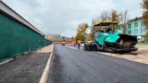 На парковке у «Стекольного» укладывают асфальт (12+)